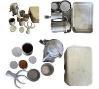 Kit de café de camping rétro avec éléments expresso et verseurs logés dans un étui de rangement vintage en métal