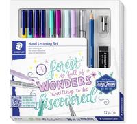 Kit De Lettrage À La Main, Étui En Carton Avec 4 Triplus Color, 2 Stylos Fins Triplus, 2 Triplus Textsurfer, 1 Stylo Métallique, 1 Crayon À Dessin, 1 Taille-Crayon, 1 Gomme, 61 323[Z4609]