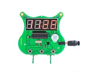 Kit d'horloge à monter soi-même avec affichage à 4 chiffres pour l'éducation électronique et le prototypage avec boutons de contrôle faciles d'accès (kit + câble d'alimentation CC)