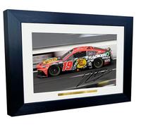 Kitbags & Lockers Cadre photo dédicacé de Martin Truex Jr. Série NASCAR Cup n° 19 Toyota Camry XSE pour Joe Gibbs Racing 30,5 x 20,3 cm