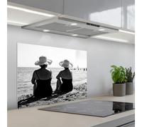 KitchenYeah© Credence Cuisine 50x70 cm Adhesif Protection Mur Plaque De Cuisson Plastique Rigide Revetement Murale À Coller Femme - Chapeau de soleil - Plage - Noir - Blanc