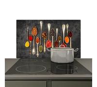 KitchenYeah© Plaque Anti Projection Cuisine 85x52 cm Décoration Couvercle Éclaboussure Crédence, Protection Induction Cuillères - Béton - Herbes - Epices