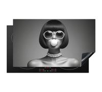KitchenYeah© Protege Couvre Plaque De Cuisson Décoration Cuisine Tapis | 89x51 cm - Protection Protecteur Induction Femme - Noir et Blanc - Collier - Lunettes Soleil