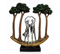 Kityemo Sculpture Couple en résine Formant Un cœur sous Deux Arbres | Couple levant les bras pour former un cœur sous deux arbres ; décoration symbolique et cadeau pour amoureux.