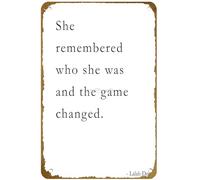 KNIOIL Affiche d'inspiration Lalah Delia en métal avec logo « She Remembered who she was and The Game Changed » - Décoration murale - Cadeau - 20,3 x 30,5 cm