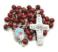 KOGMMYSEVP Chapelet en bois rouge parfumé avec croix du pape et rose 5 x 6 mm, 48cm