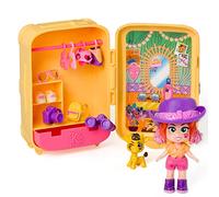 KOOKYLOOS Jane's Suitcase - Valise de poupée avec plus de 14 accessoires de mode et poupée exclusive avec 3 expressions amusantes Comprend des vêtements, des accessoires et des chaussures, des cintres