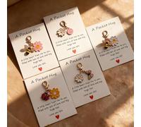 KOPOAO Fabriqué à la main, 20 ensembles de cadeaux câlins, y compris des cartes de jeu de mots ludiques et 10 ensembles de breloques uniques - papillon, coccinelle, fleur, abeille, et plus encore