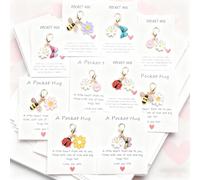 KOPOAO Fabriqué à la main, 20 ensembles de cadeaux câlins, y compris des cartes de jeu de mots ludiques et 10 ensembles de breloques uniques - papillon, coccinelle, fleur, abeille, et plus encore