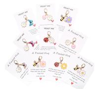 KOPOAO Fabriqué à la main, 20 ensembles de cadeaux câlins, y compris des cartes de jeu de mots ludiques et 10 ensembles de breloques uniques - papillon, coccinelle, fleur, abeille, et plus encore