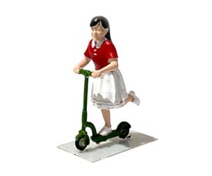 kowaku Figurine miniature peinte à l'échelle 1/64, idéale pour décorer une aire de jeux pour enfants ou créer une mini-décoration architecturale, Fille Faisant Du Skateboard