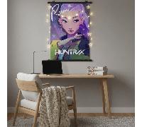 Kpop Hunters Rumi Affiche murale sous licence - Tiges élégantes + Impression lilas vive; Améliorez la configuration de votre bureau de dortoir et co-créez des vibrations maximalistes pour le contenu d