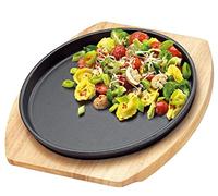 Küchenprofi BBQ 0305301024 Poêle de service ronde en fonte sur planche en bois 26 x 27 x 3,5 cm pour légumes, poisson, viande pour tout barbecue, multifonctionnelle : cuisson, maintien au chaud et