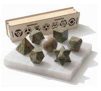 KULIA Coffret Solides Platoniques 7 pièces Géométrie Sacrée Boîte en Bois Sculptée à la Main Plaque de Sélénite Boîte de Rangement Décorative Feng Shui Unakite Ensemble de Pierres de Reiki Décoration