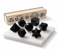 KULIA Ensemble de 7 Solides Platoniques Géométrie Sacrée Coffret en bois Plaque de Sélénite Sculptée à la Main Boîte de Rangement Décorative Feng Shui Onyx Noir Pierre Platonique Porte-bonheur Pierre