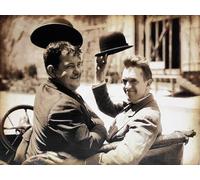 KUSTOM ART Poster mural décoratif série acteurs célèbres Stan Laurel & Oliver Hardy Salutano en voiture (Stanlio et Ollio) Impression artistique sur papier couché 4 x 30 cm sans cadre