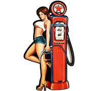 KUSTOM ART Tableau moulé style vintage Pin-Up Girl en station de remplissage pompe à essence Stmpa sur fibre de bois HDF 29 x 16 cm.