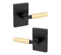 Kwikset Prava - Poignée de porte intérieure - Levier de porte de placard et de couloir - Poignée réversible non verrouillable - Noir mat et laiton satiné - Avec protection Microban