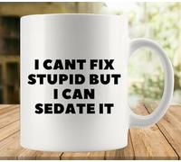 KWQDOZF Mug humoristique « Je ne peux pas guérir la bêtise, mais je peux l'apaiser » en céramique imprimée recto verso, idéal pour maman, papa, un ami, une épouse ou un mari. 325 ml (11 oz).