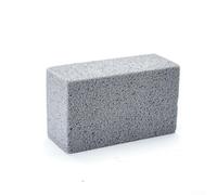 La brique ponce de taille compacte tient facilement dans la main pour un nettoyage précis des coins de la plaque et des zones difficiles à atteindre