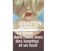 La dame dans l'auto avec des lunettes et un fusil