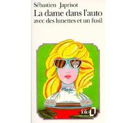 La Dame dans l'auto avec des lunettes et un fusil