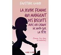 La Jeune Femme Qui Mangeait Des Biscuits Avec Un Casque De Moto Sur La Tête - (Range, Trie, Sème En Indonésie)