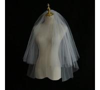 La mariée portait une robe de mariée courte, à double couche, blanche brillante et transparente, assortie d'un accessoire de cheveux simple et élégant pour l'extérieur et d'un voile beige, mettant en 