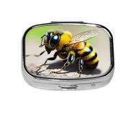 La mini boîte à médicaments carrée est adaptée pour mettre dans les poches ou les portefeuilles. Elle est facile à ouvrir et pratique. Jolie petite abeille