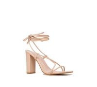 La Modeuse-Sandales, nu-pieds-Sandales en simili avec lanières entrecroisées. Modèle doté d'un bout ouvert et haut talon carrés. 40