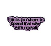 La vie est trop courte pour la passer en guerre avec moi-même épingle en émail plate positive Broque à revers Badges pour les vêtements Backpacks Decoration Bijoux Gift, rose
