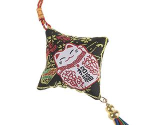 Lachineuse Pendentif Maneki Neko 28 cm - Porte-Bonheur Japonais | Pendentif Maneki Neko 28 cm en tissu et métal avec grelots et pompon multicolore, à suspendre.