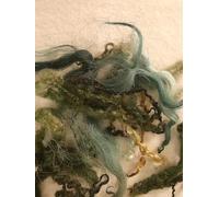 Laine de feutrage bouclée pour feutrage et cheveux de poupée, teinte à la main dans des tons verts mélangés, différentes races de moutons bouclées, 10 g, laine de qualité supérieure Tregaver Fibre