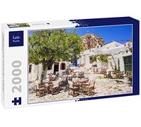 Lais Puzzle Rue Grecque Traditionnelle avec Fleurs et Tables de café sur l'île d'Amorgos, Cyclades, Grèce 2000 pièces