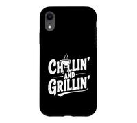 L'ambiance Estivale Amusante pour Les Amateurs de Barbecue Chillin' and Grillin' Coque pour iPhone XR