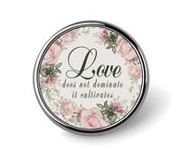 L'amour ne domine pas, il cultive. Broche couronne florale avec citation inspirante, idéale pour décorer sacs à dos et vestes. Cadeau parfait.