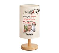 Lampe de table commémorative avec inscription « When You Miss Me Have No Fear Light This Up And Know I'm Here » - Décoration de chambre personnalisée - Cadeau de condoléances - Photo et nom