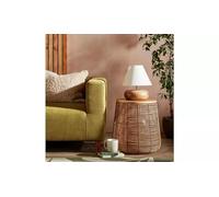 Lampe de table en bois de manguier de galet réputée pour son grain proéminent et ses tons clairs et foncés sur le dessus de la tige métallique minimaliste se trouve une abat-jour en coton blanc