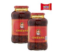 Lao Gan Ma Pâte de piment grillé, 2 x 700 g, pâte de piment grillé, piments croustillants à l'huile, flocons de piment grillés au poivre zsechuan, avec barre de chocolat Tony's Chocolonely Trinovi