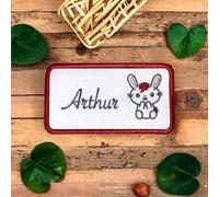 Lapin dans un Rectangle Personnalisable. Fil Soyeux, Prénom Brodé et Tissu au choix. [10,5 × 5,5 cm] Le Héron Brodeur