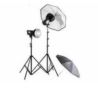 Lastolite Rayd8 C5000 Le kit comprend: 2 Lampes / 2Schirmen / 2Stative / 2Reflektor