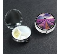 Lavande Fields Pilulier rond portable à 3 compartiments pour poche ou sac à main, pilulier hebdomadaire, organiseur décoratif en métal pour médicaments, vitamines, cadeau de voyage