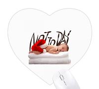 Le chapeau de couchage du bébé a été refusé. Jeux de tapis de souris en forme de coeur