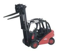 Le charriot élévateur Bruder Linde H30D est livré avec deux palettes et un dispositif de fixation à la remorque.