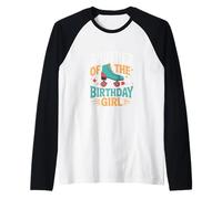 Le frère de la fille qui fête son anniversaire fait du patinage à roulettes Manche Raglan