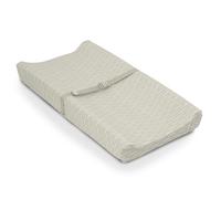 Le matelas à langer Cozy Clean™ d’Ingenuity™ doté d’un revêtement facile à nettoyer et d’une housse lavable. S’adapte à la plupart des tables à langer