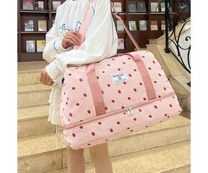 Le nouveau sac à main en velours côtelé est imprimé de motifs de fraises. C'est un sac de voyage léger et de grande capacité, ainsi qu'un sac multifonctionnel avec compartiment de séparation humide-se