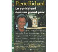 Le Petit blond dans un grand parc