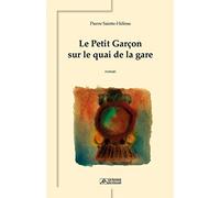 Le petit garçon sur le quai de la gare