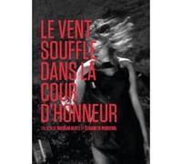 Le Vent Souffle Dans La Cour D'honneur